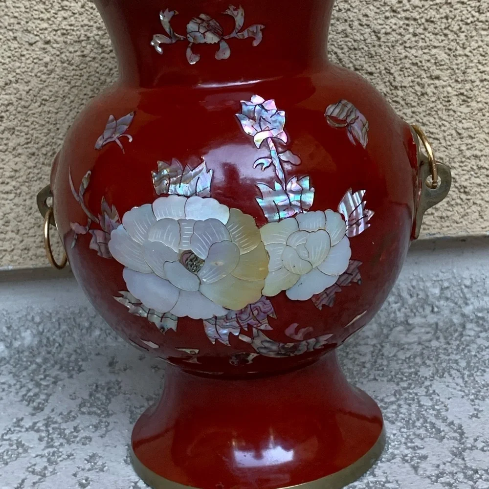 Vase with pearl design